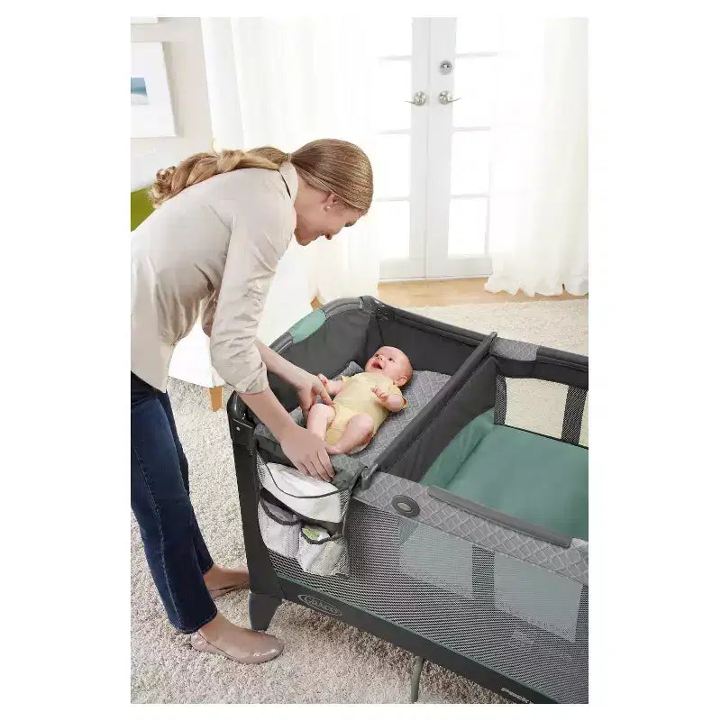 Parc Pack 'n Play Change 'n Carry : Roues verrouillables, Table à langer, Mobile pour bébé, Sac de transport