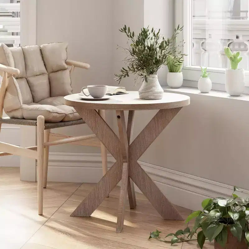 Bout de canapé rond en bois style fermette avec pieds croisés, finition gris vintage