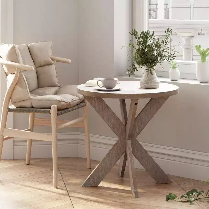 Bout de canapé rond en bois style fermette avec pieds croisés, finition gris vintage