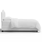 Lit Queen sur mesure avec tête de lit incurvée, blanc cassé