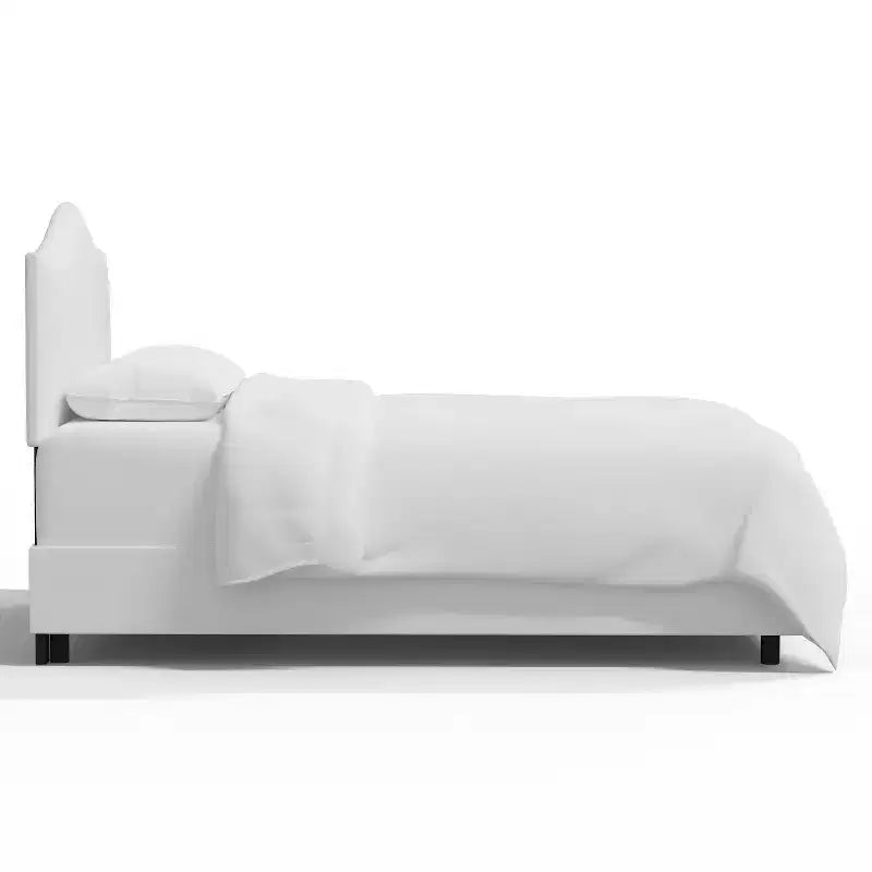 Lit Queen sur mesure avec tête de lit incurvée, blanc cassé